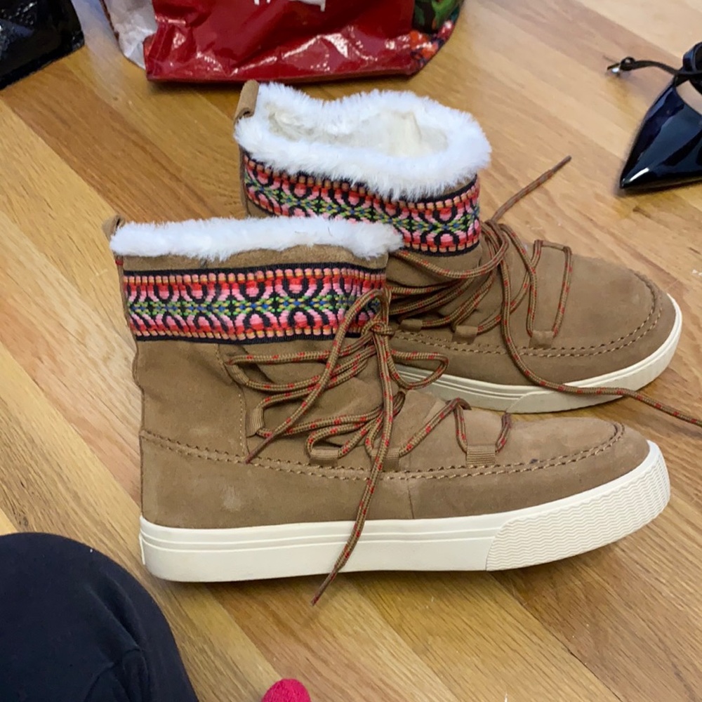 Tom’s boots! Cute!